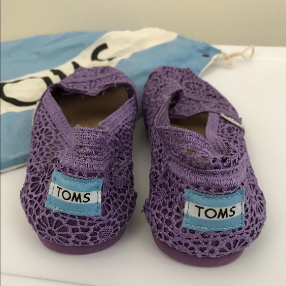 Lace Toms - Picture 3 of 4